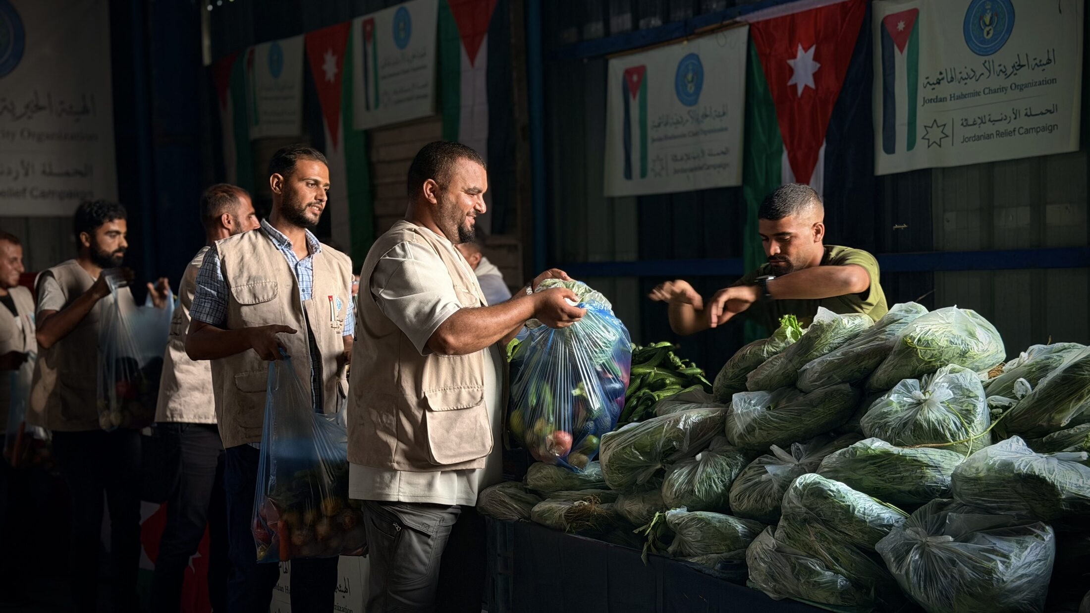 متطوعو الحملة الأردنية للإغاثة أثناء توزيع المساعدات